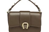 Bag with shoulder strap and statement buckle by Aigner, around 570 euros. "Loading =" lazy