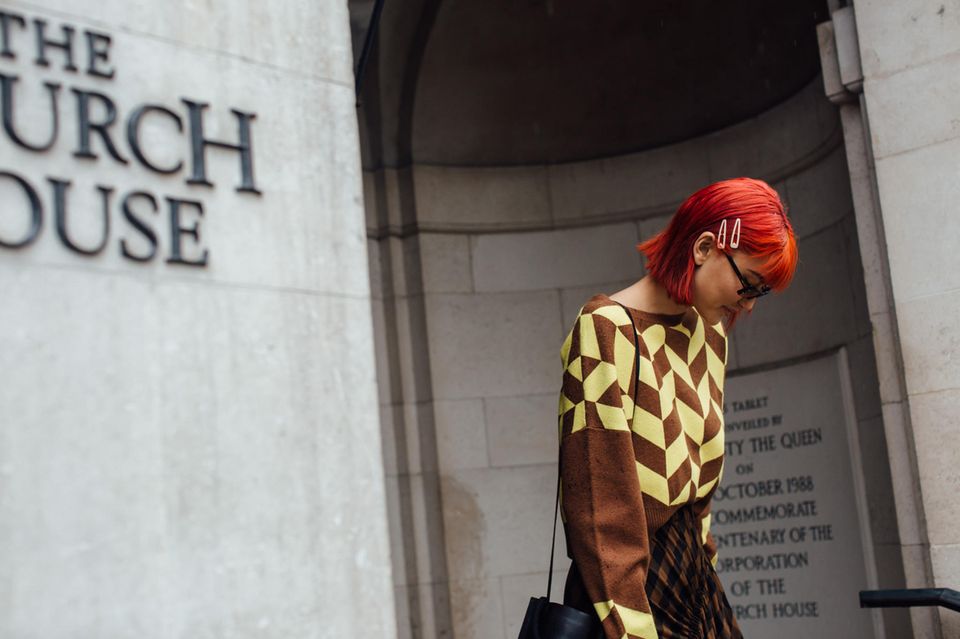 Kontroverse Frisuren: Eine Besucherin der Fashion Week in Londond