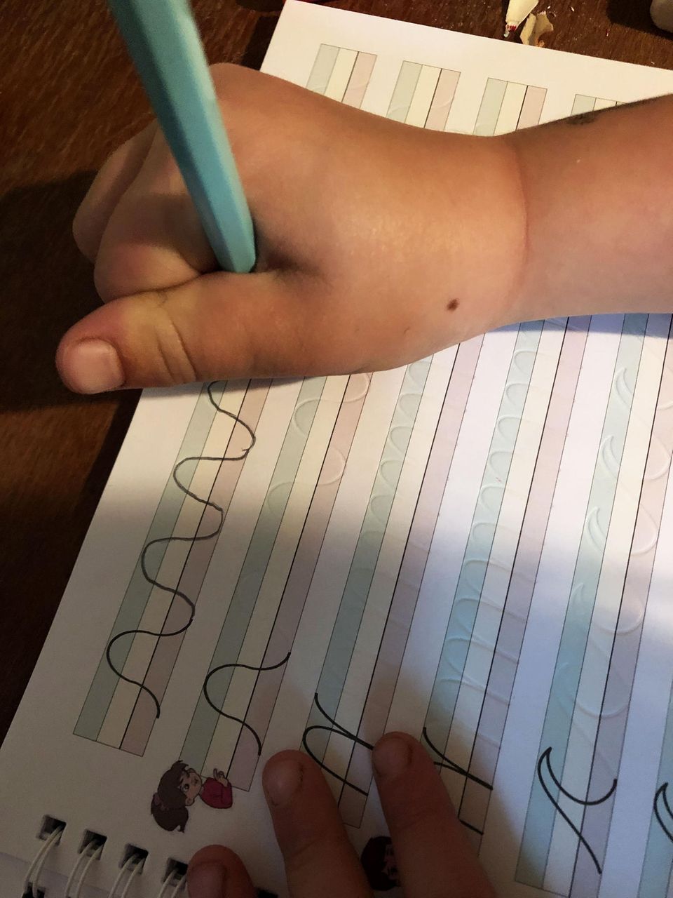 Schreibpilot in "Die Höhle der Löwen": Kinderhand schreibt