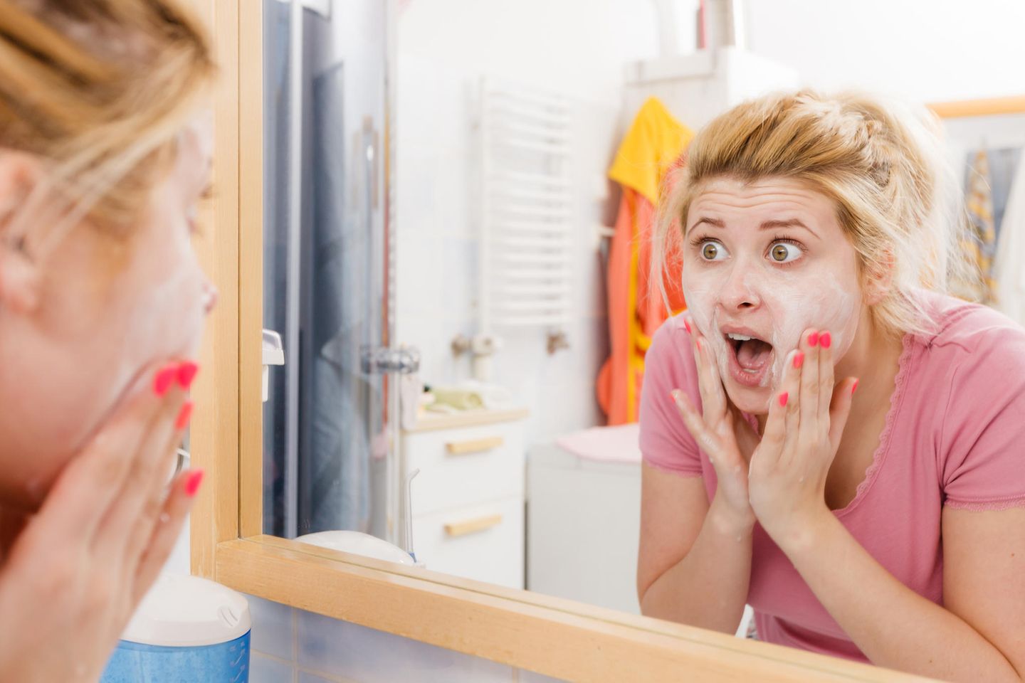 3 signs that you should definitely change something about your facial care: Shocked woman in front of the mirror "loading =" lazy