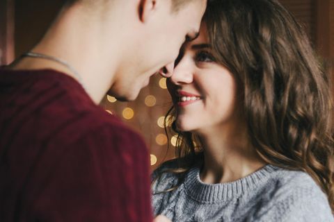 Reddit: Ein verliebtes Paar schaut sich in die Augen