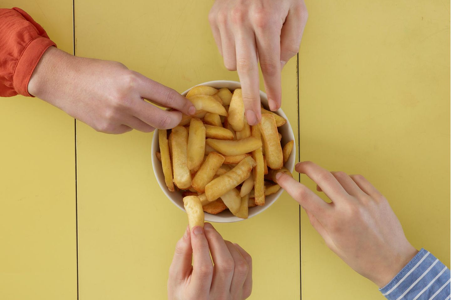 Food Trend: Hände greifen nach Pommes