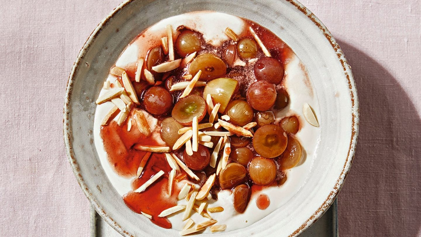 Traubensalat mit veganer Mandelcreme | BRIGITTE.de