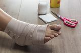Haushalts-Tricks: bandagierter Fuß