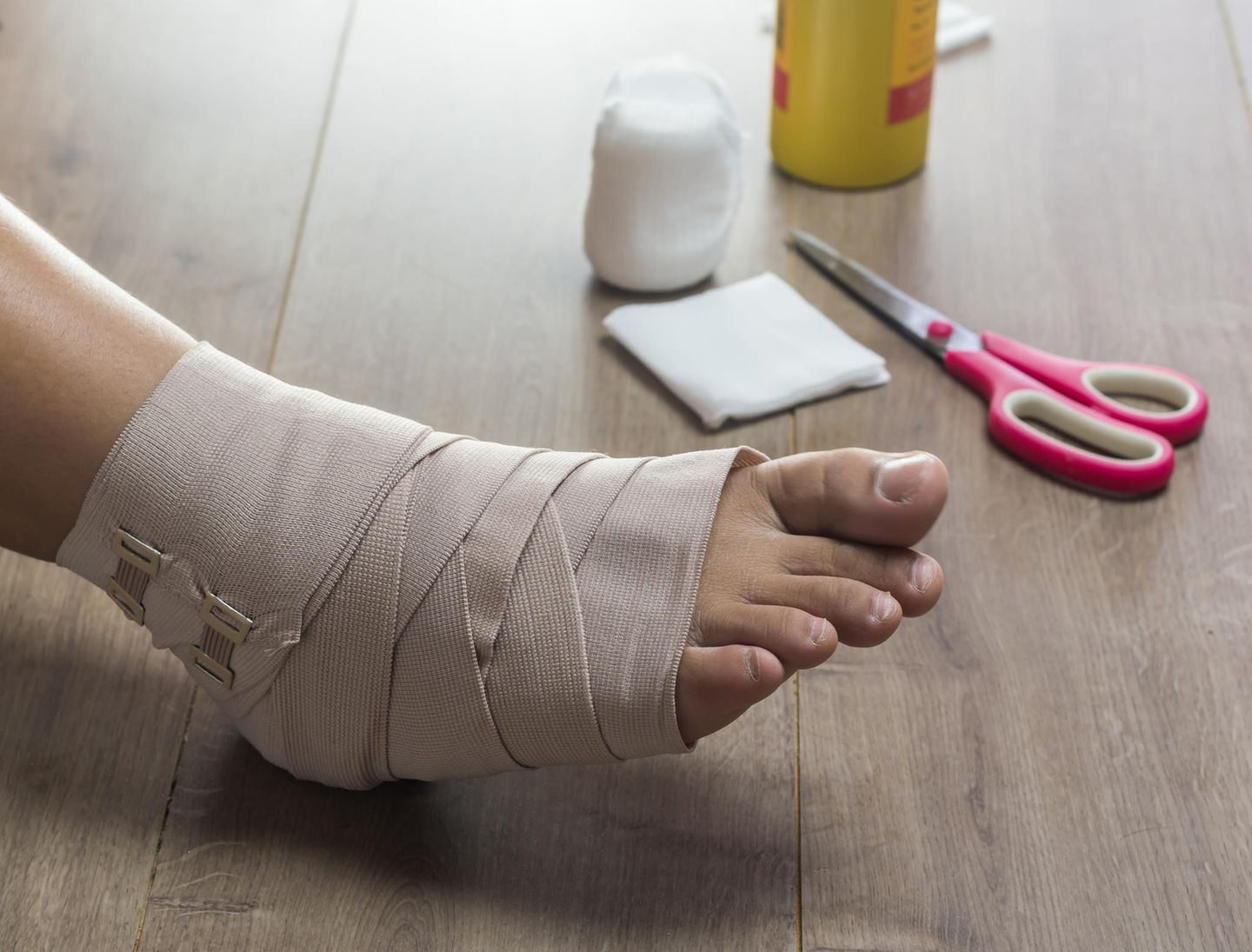 Haushalts-Tricks: bandagierter Fuß