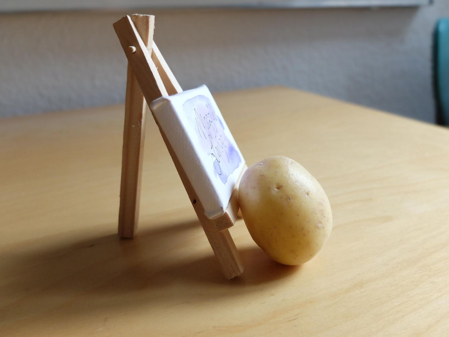 Haushalts-Tricks: Kartoffel neben Leinwand