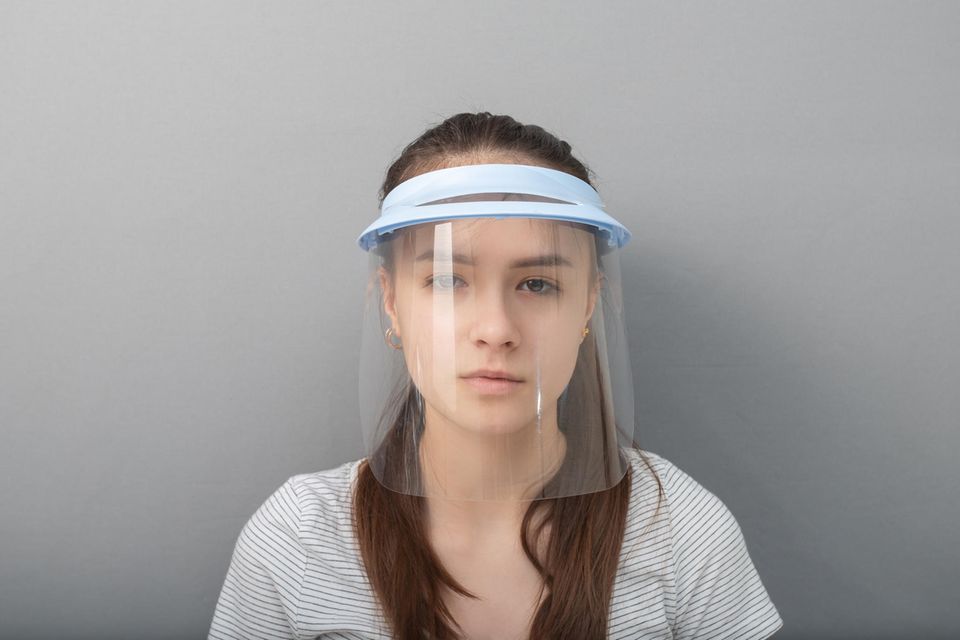 Plexiglas-Maske: Frau mit Gesichtsschild