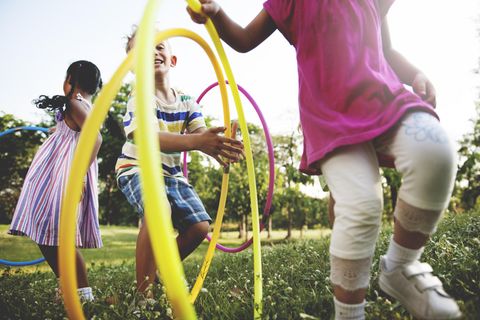 Frühe Suchtprävention: Kinder spielen draußen
