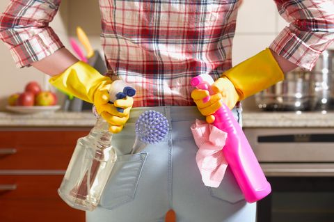 Putzen: Frau bewaffnet mit Putzzeug