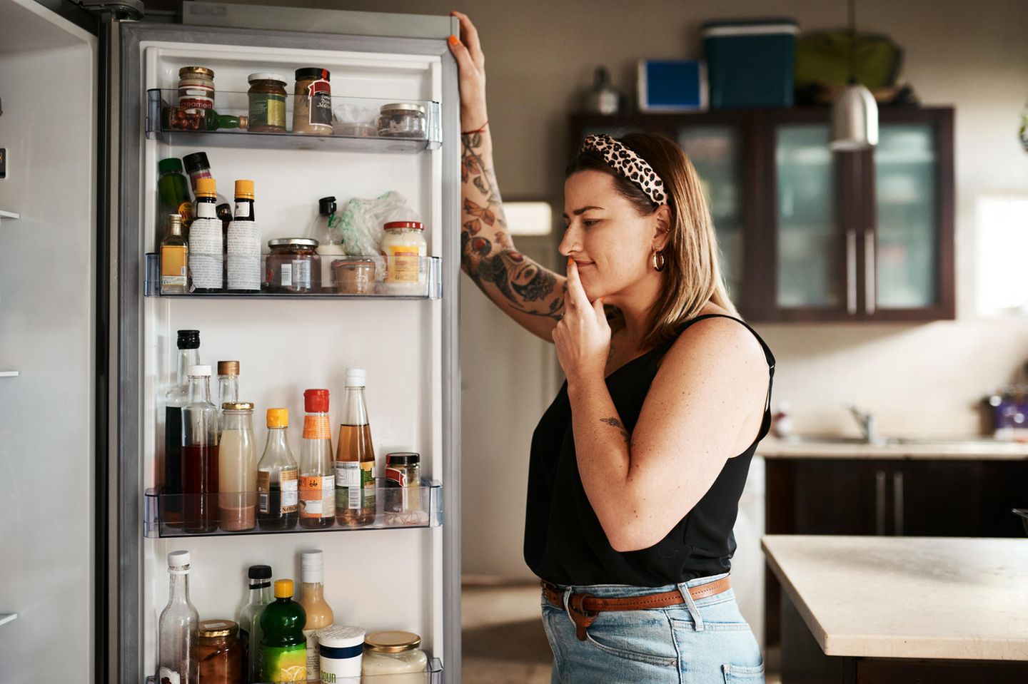 Diät-Tipps: Frau steht vor den Kühlschrank