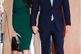 Zu den WellChild Awards in London im Oktober 2019 setzte die Herzogin auf einen Camelcoat mit XXL-Revers und Taillengürtel, den sie sich locker über die Schultern und das dunkelgrüne Etuitkleid warf.