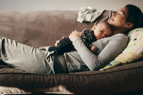 Sätze, die Du vermeiden solltest: Mutter liegt mit Baby auf dem Sofa