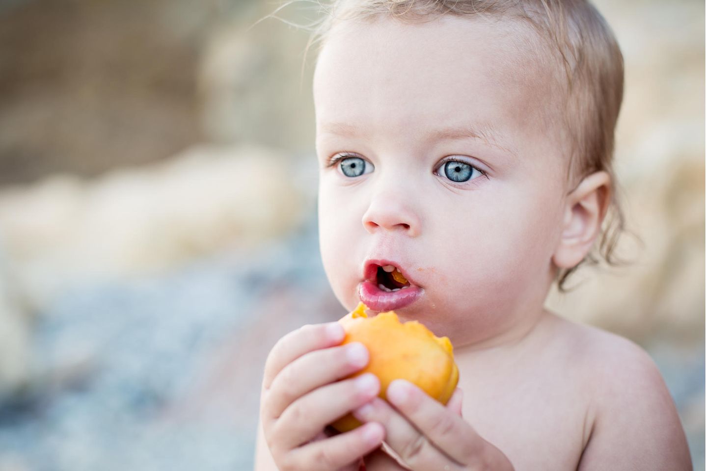 Kinderernährung: Kind isst etwas