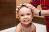 Kleinkinder: Kind beim Haarewaschen