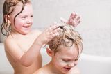 Kleinkinder: Zwei Kleinkinder beim Haarewaschen