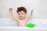 Kleinkinder: Junge in der Badewanne