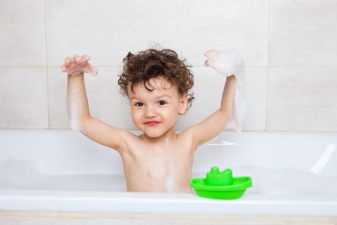 Kleinkinder: Junge in der Badewanne