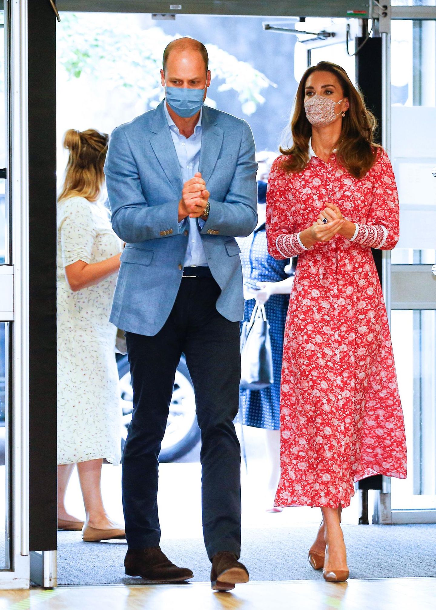Herzogin Kate: mit Prinz William im roten Kleid