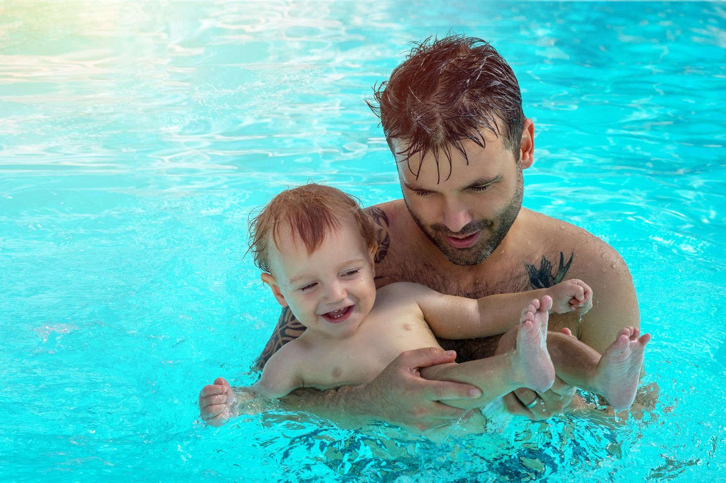 Scheidungskinder: Vater mit Kind im Schwimmbad