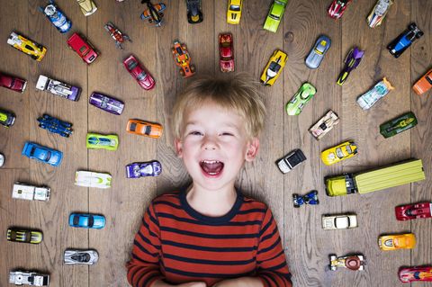 Umweltbewusst erziehen: Junge mit Spielzeugautos