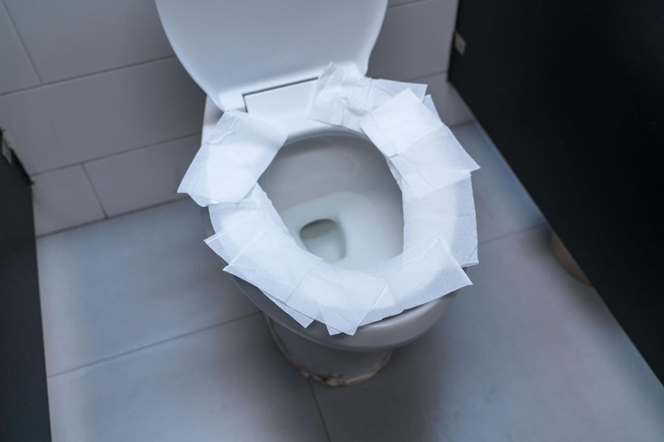Darum solltest du nie Klopapier auf den Toilettensitz legen
