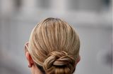 Hairstyles over 40: Braided knot "loading =" lazy