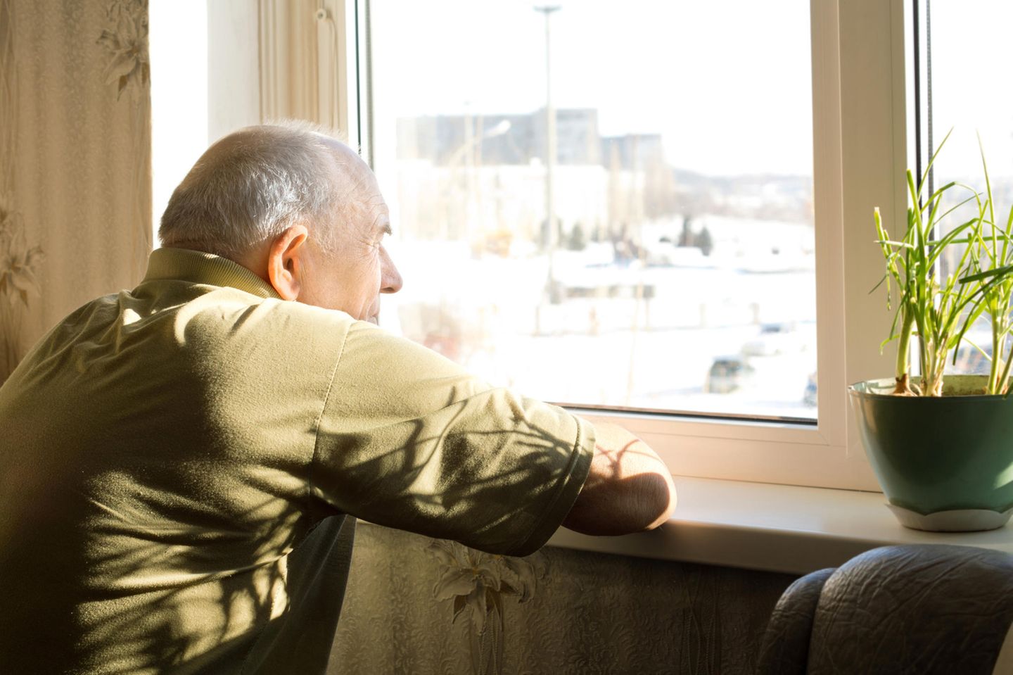 Einsamkeit: Senior am Fenster