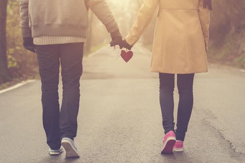 Woran glauben glückliche Paare? Ein Paar geht Hand in Hand spazieren