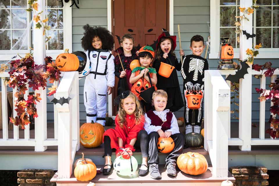 Halloween-Spiele: Kinder in Halloween-Kostümen