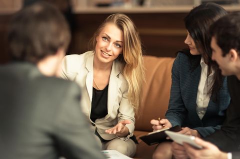 Die besten Arbeitgeber für Frauen - BRIGITTE-Studie klärt auf: Geschäftsfrau beim Job