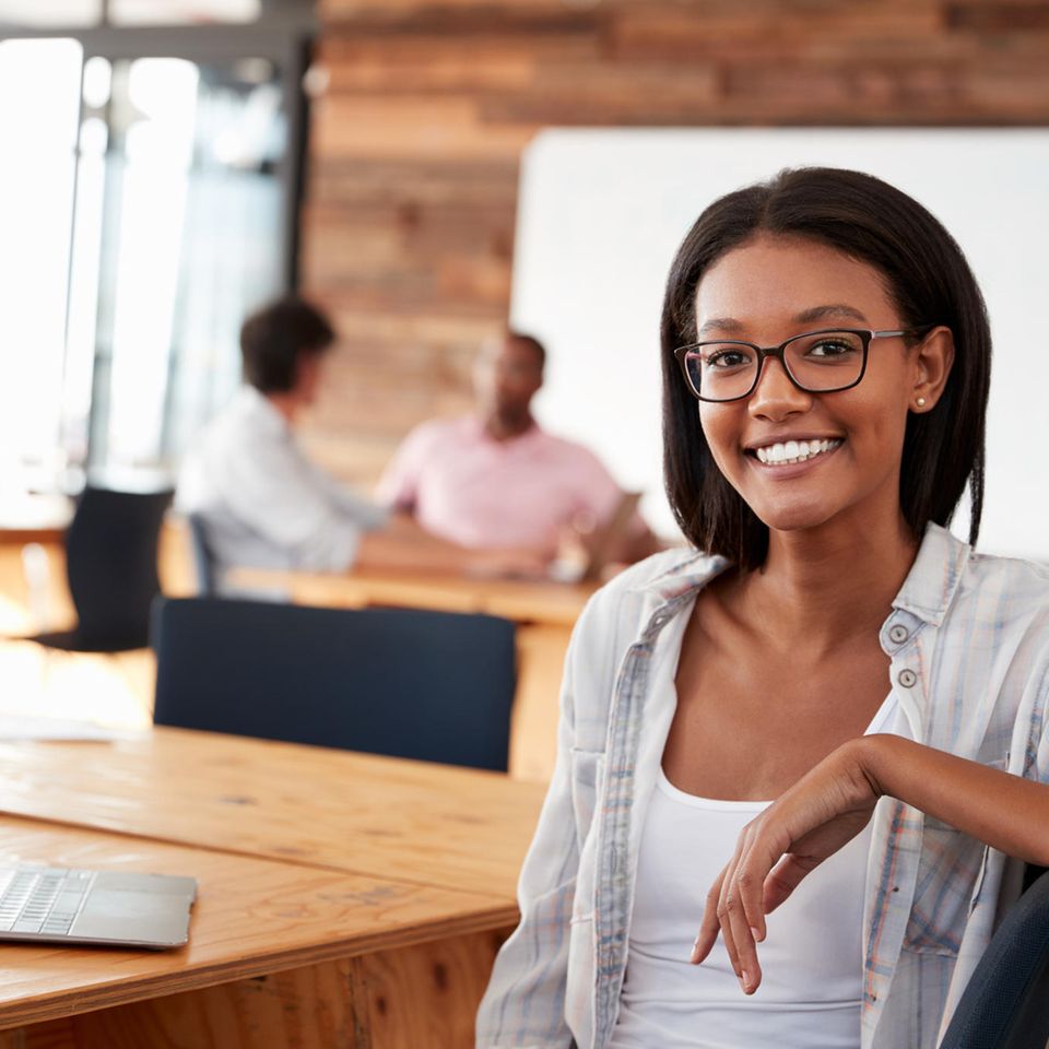 Die besten Arbeitgeber für Frauen - BRIGITTE-Studie klärt auf: glückliche Frau bei der Arbeit