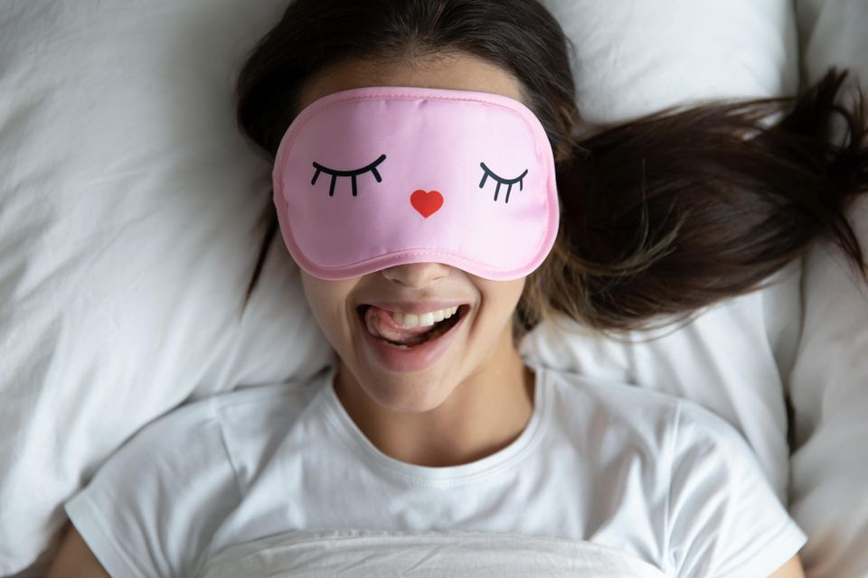 Wer um diese Uhrzeit aufsteht, ist glücklicher und verdient mehr: Frau im Bett