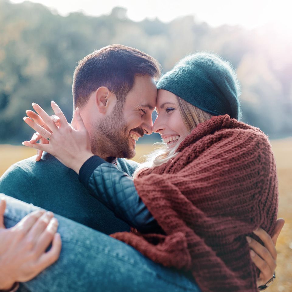Darum haben wir im Herbst den besten Sex: Paar im Herbst