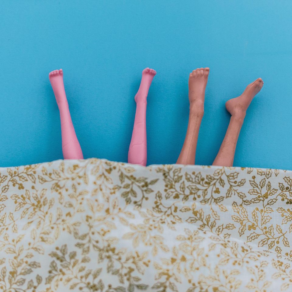 Barbie und Ken unter der Bettdecke, Füße gucken raus