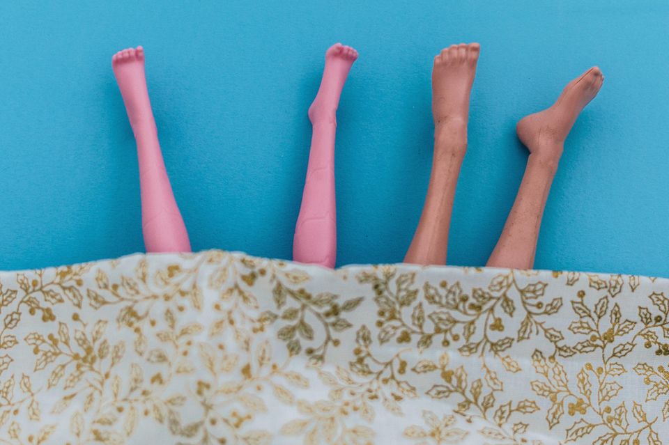 Barbie und Ken unter der Bettdecke, Füße gucken raus