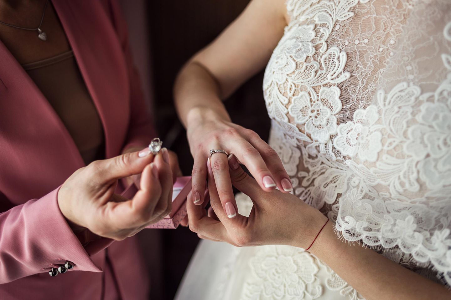 Hochzeit im Hospiz: Braut mit Ring