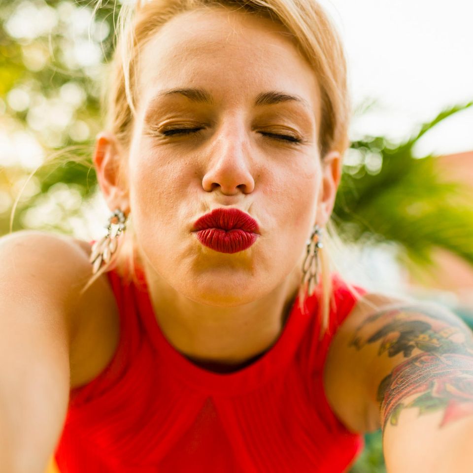 Volle Lippen: Frau macht einen Kussmund