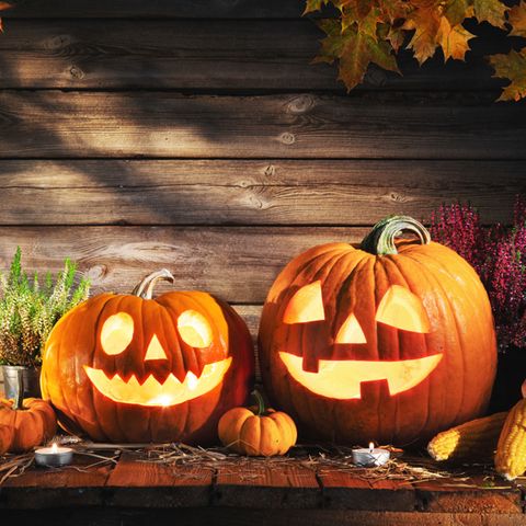 Was ist Halloween? Kürbisse mit geschnitztem Gesicht