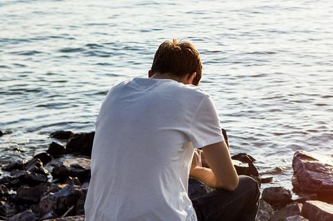 Ildikó von Kürthy: Mann sitzt allein am Wasser