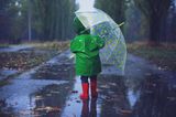 Familienleben: Kind mit Regenschirm
