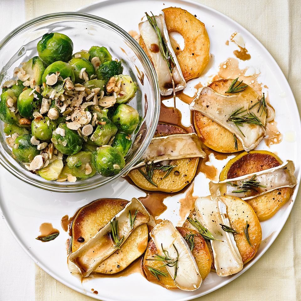 Überbackene Quittenscheiben mit Rosenkohlsalat