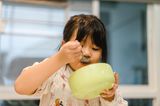 Familienleben: Mädchen isst Müsli