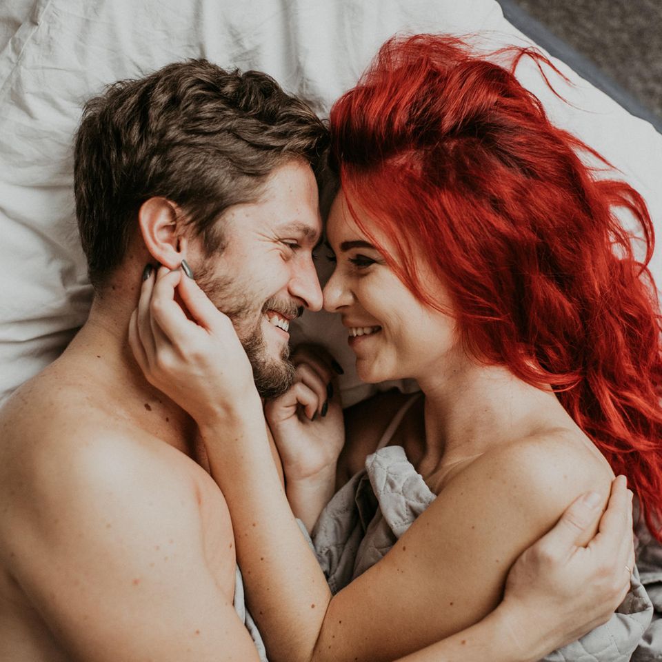 Frage vor dem Sex: Paar im Bett