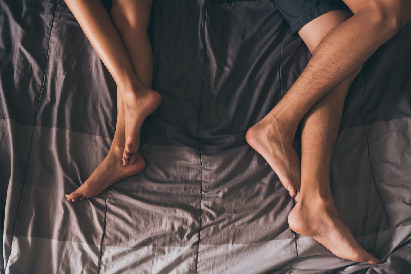 Kein Sex?: Füße eines Paares im Bett