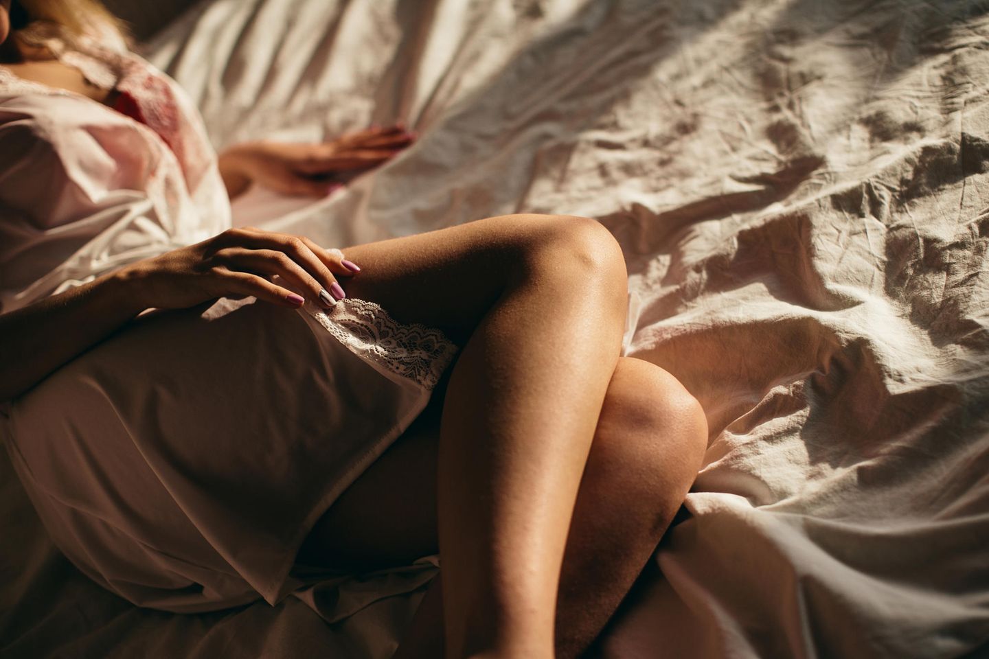 Sexuelle Affäre: Frau liegt im Bett