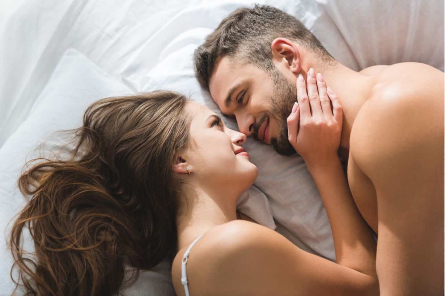 Sex ohne Kondom: Pärchen kuschelt im Bett