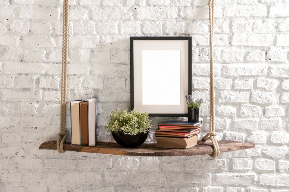 Store books: hanging shelf with books and plants