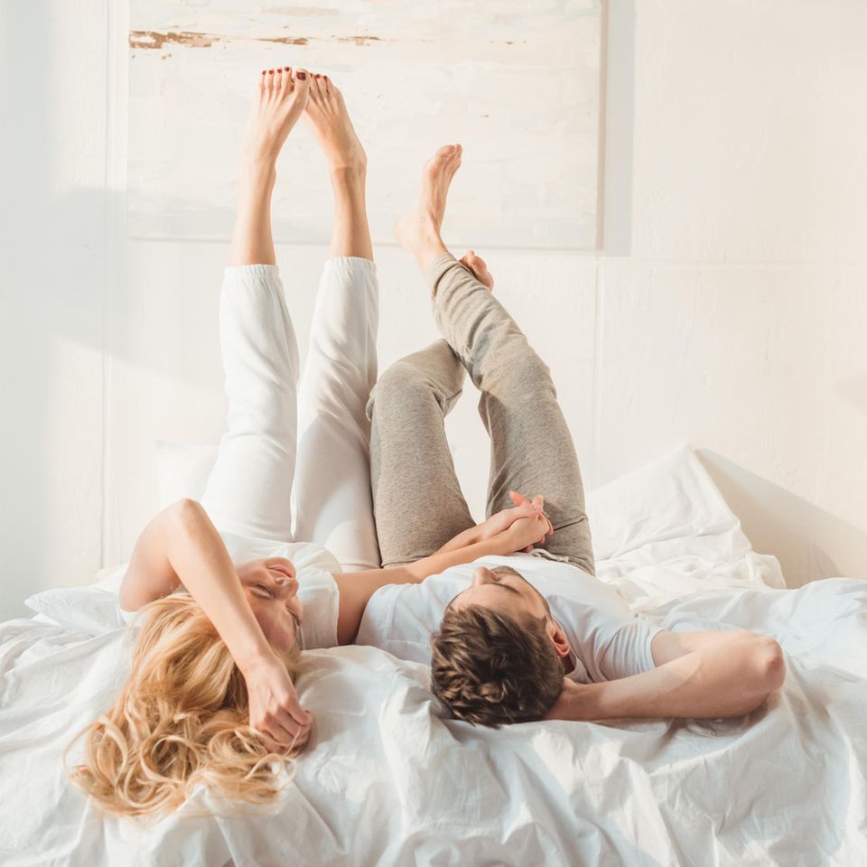 Pärchen auf Bett