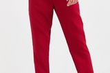 Mom jeans are extremely casual, super trendy and in the color red they are also a real highlight. Plus a croptop and a pair of heels - et volià! "Loading =" lazy
