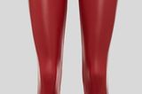 Oversize-Strick, Wollmantel und dazu eine coole Leggings in Lederoptik – das Ganze in gedecktem Rot und der Look steht! Die Leggings könnt ihr direkt nachshoppen bei C&A für rund 15 Euro.